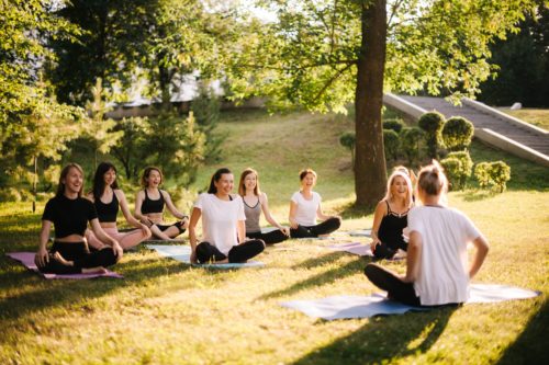 O teu guia inicial para aulas de yoga e de fitness ao ar livre